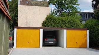 Einzel-Garagen aus Stahl mit Carport dazwischen - BRANDL