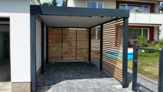 Einzel-Carport aus Stahl mit Wandelementen Holzlattung - BRANDL