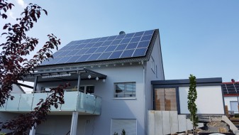 Doppel-Carport aus Stahl mit Geräteraum (Abstellkammer) hinten integriert - BRANDL