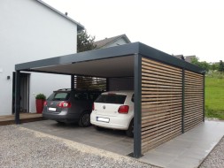 Doppel-Carport aus Stahl mit Wandelementen in offener Holzlattung - BRANDL