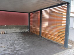 Doppel-Carport aus Stahl mit Wandelementen in offener Holzlattung - BRANDL