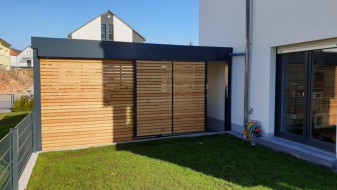 Doppel-Carport aus Stahl mit Anbau-Geräteraum seitlich - BRANDL