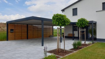 Doppel-Carport aus Stahl + Anbau-Carport seitlich als Hauseingangsüberdachung - BRANDL
