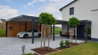 Doppel-Carport aus Stahl + Anbau-Carport seitlich als Hauseingangsüberdachung - BRANDL