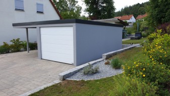 Einzelgarage aus Stahl mit Sektionaltor + Anbau-Carport links daneben - BRANDL