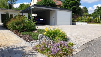Einzelgarage aus Stahl mit Sektionaltor + Anbau-Carport links daneben - BRANDL