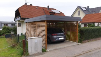 Einzel-Carport aus Holz mit Schindelblende und Rhombus-Wandelementen - BRANDL
