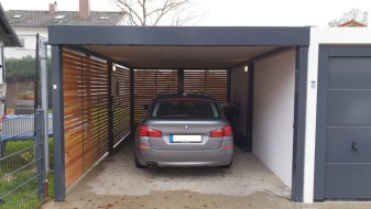 Einzel-Carport aus Stahl mit Wandelementen in Rhombus-Holzlattung - BRANDL
