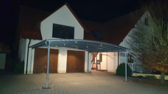 Doppel-Carport aus Stahl mit Bogendach (Überdachung) vor Garage - BRANDL