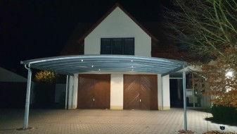Doppel-Carport aus Stahl mit Bogendach (Überdachung) vor Garage - BRANDL