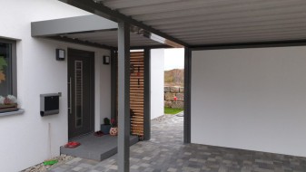 Doppel-Carport aus Stahl mit Hauseingangsüberdachung - BRANDL