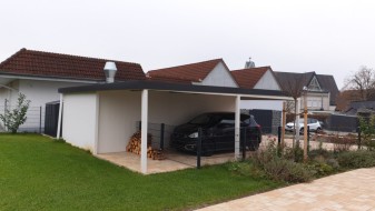 Einzel-Garage aus Stahl mit Schwingtor + Anbau-Carport links daneben - BRANDL