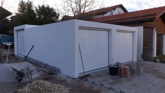 Doppel-Garage aus Beton mit Mittelwandöffnung und Einzel-Garage hinten quer angebaut - BRANDL