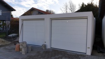 Doppel-Garage aus Beton mit Mittelwandöffnung und Einzel-Garage hinten quer angebaut - BRANDL
