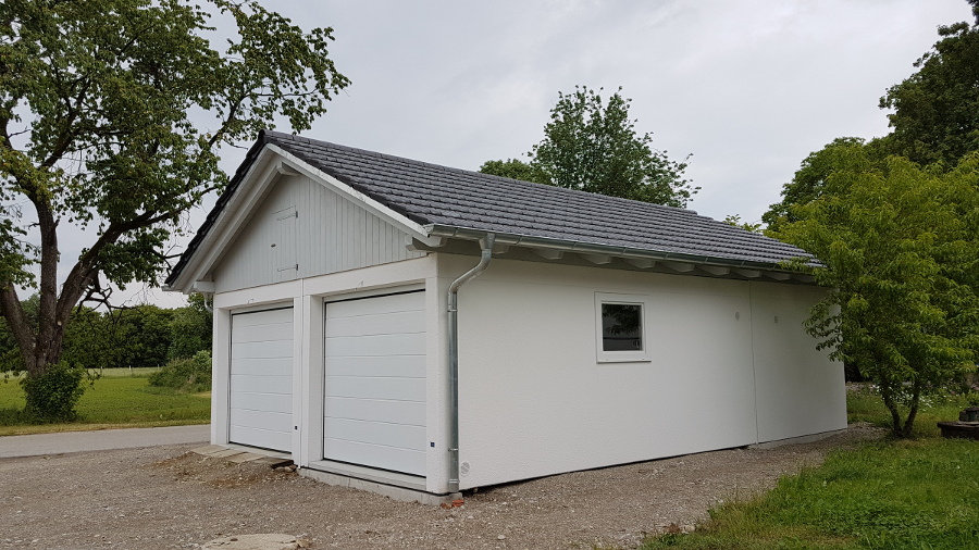 Doppel-Garage aus Beton mit Sektionaltoren + Einzel-Garage hinten quer