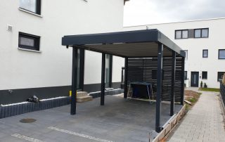 Einzel-Carport aus Stahl und mit Wandelementen - BRANDL