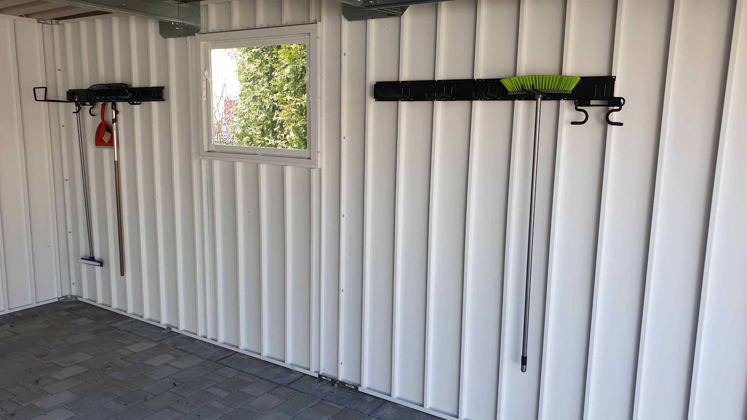 Wände einwandig (Innenansicht) mit Beispiel für Ordnungssysteme - Innenansicht Garage - Ausstellung BRANDL