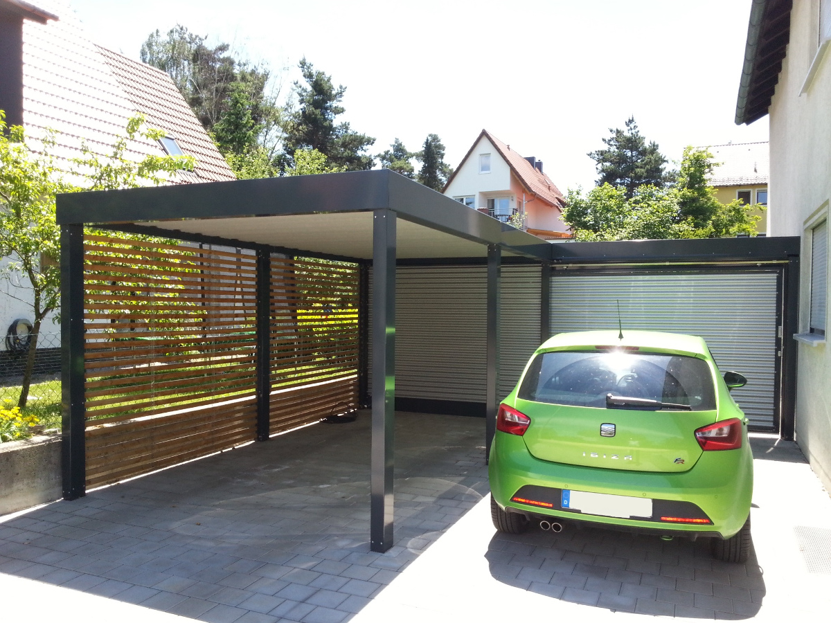 Einzel-Carport mit Wandelementen und Schiebetor zum Garten - BRANDL