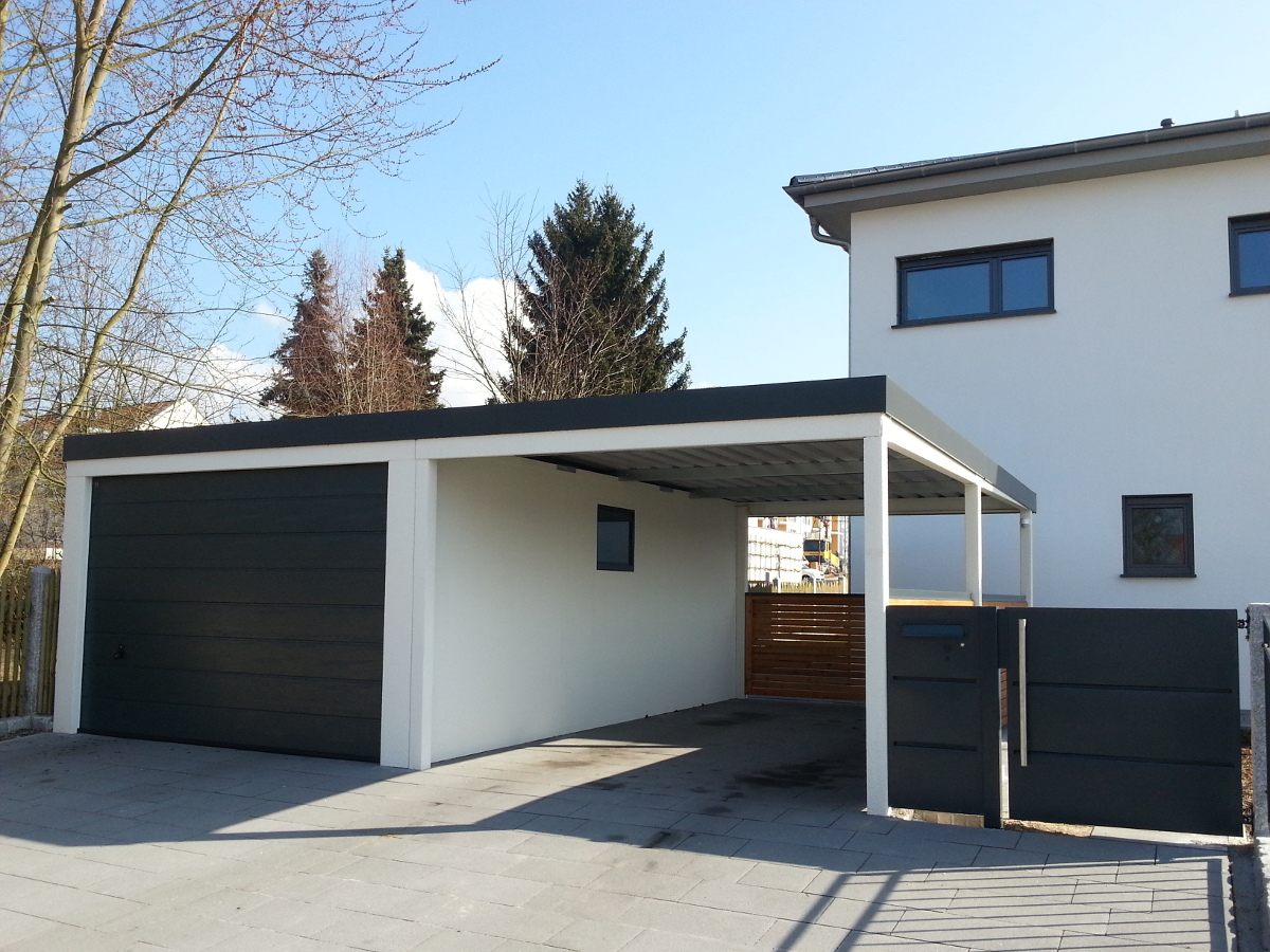 STAHL-Einzelgarage mit Sektionaltor und Anbau-Carport hinten als Holzliege - BRANDL