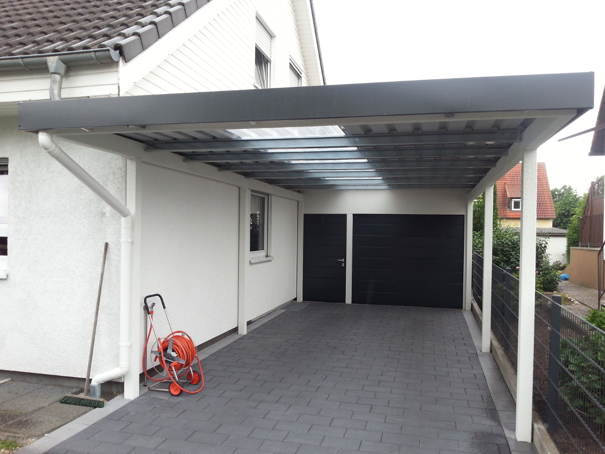 STAHL-Einzelgarage mit Sektionaltor + Geräteraum hinten integriert + Carport-Anbau vorne - BRANDL