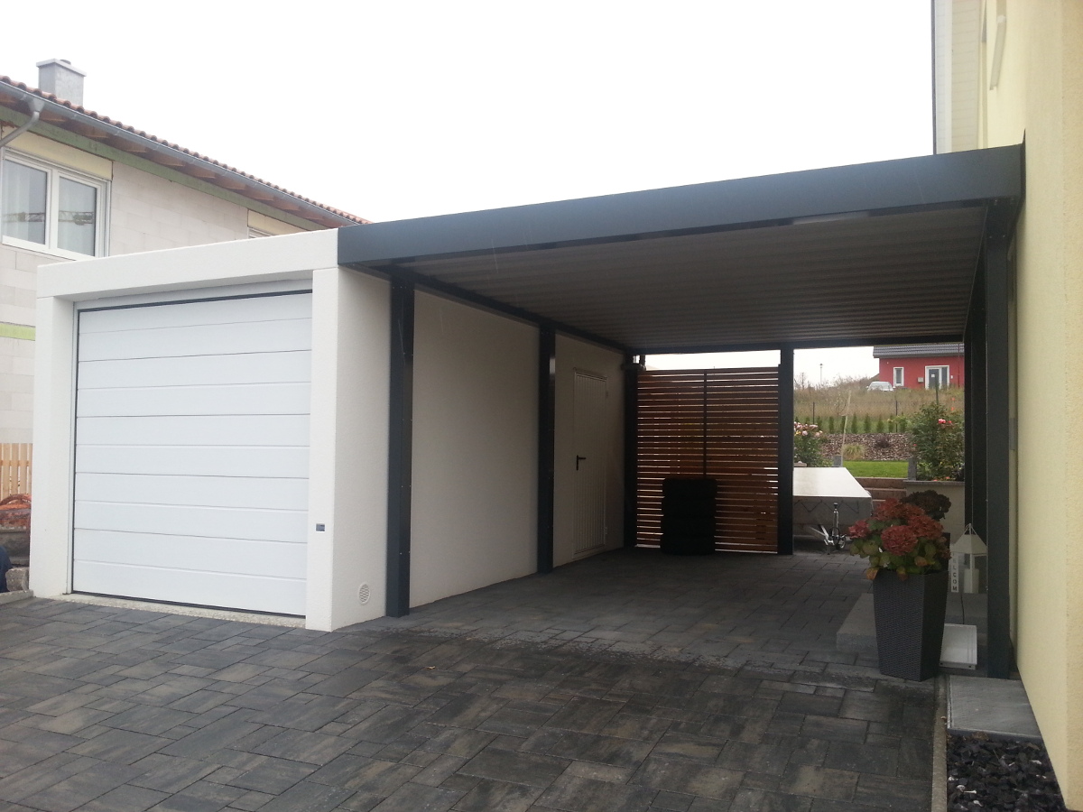 BETON-Einzelgarage mit Sektionaltor + STAHL-Einzel-Carport - BRANDL