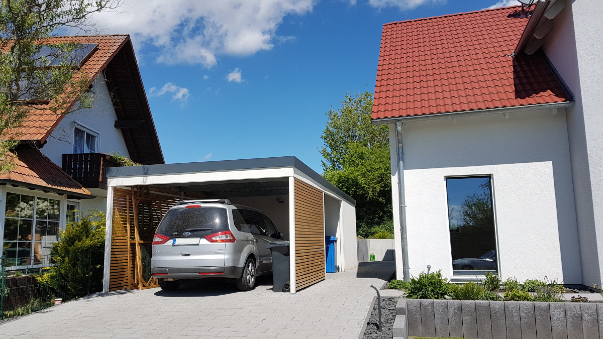 Einzel-Carport aus Stahl mit Geräteraum (Abstellkammer) hinten integriert - BRANDL