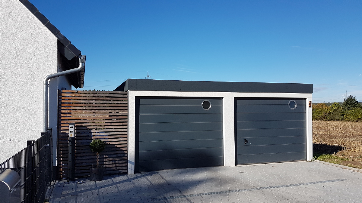 STAHL-Einzelgarage + Anbau-Carport mit Sektionaltoren + Sichtschutzwände - BRANDL