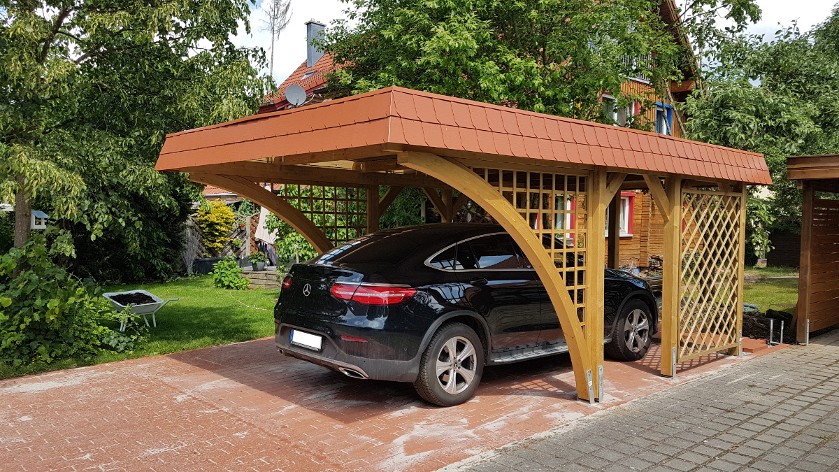 Einzel-Carport aus Holz mit Bogenpfosten - BRANDL
