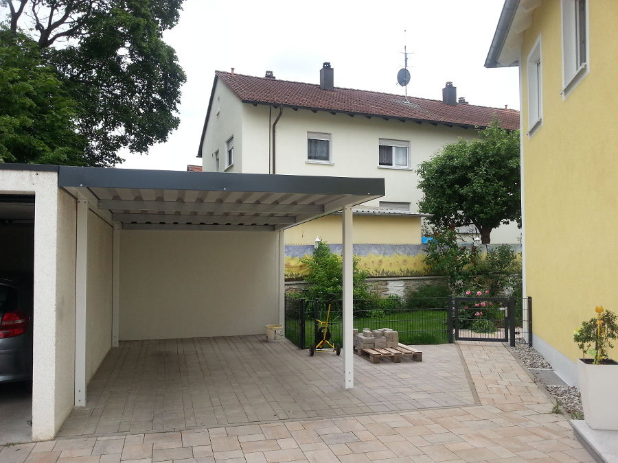 Einzel-Carport aus Stahl mit Geräteraum hinten - BRANDL