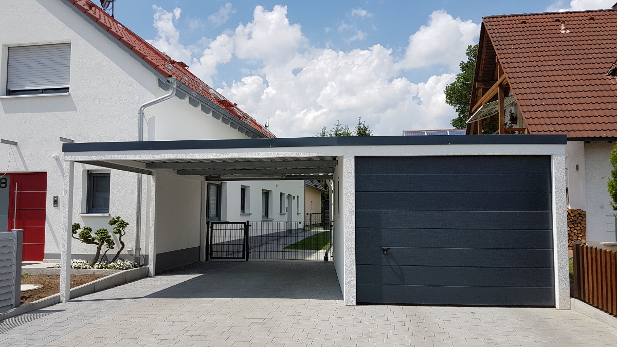 Einzelgarage mit Sektionaltor und Anbau-Carport aus Stahl - BRANDL