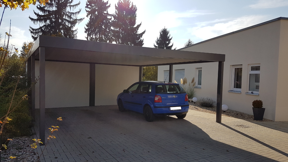 Carport aus Stahl mit Geräteraum (Abstellkammer) hinten integriert - BRANDL