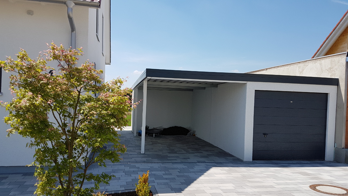 Einzelgarage aus Stahl mit Sektionaltor + Anbau-Carport daneben + Geräteraum (Abstellkammer) hinten quer - BRANDL