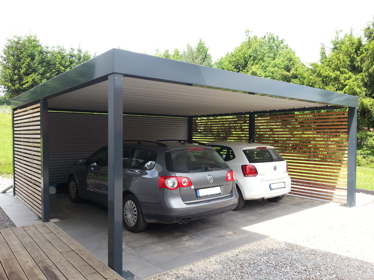 Doppel-Carport aus Stahl mit Wandelementen in offener Holzlattung - BRANDL