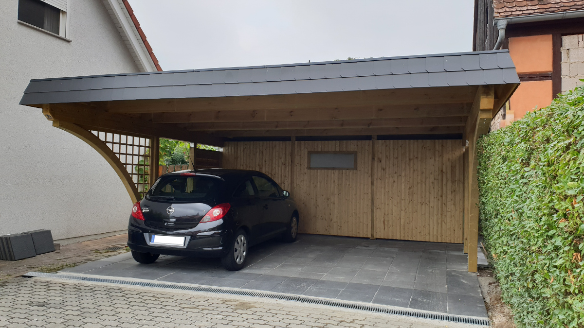 Doppel-Carport aus Holz mit Bogenpfosten beidseitig + Abstellkammer (Geräteraum, Schuppen) hinten integriert - BRANDL