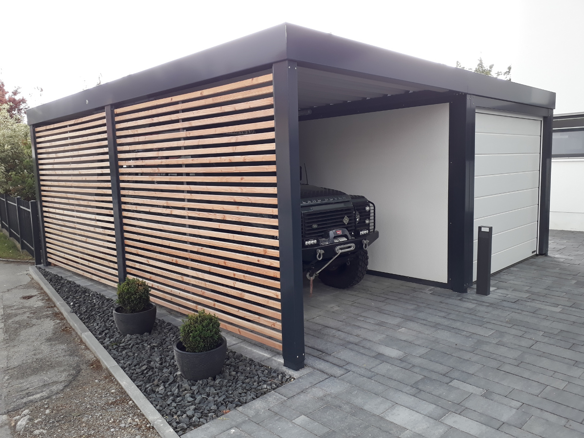 Einzel-Carport aus Stahl mit Sektionaltor + Anbau-Carport - BRANDL