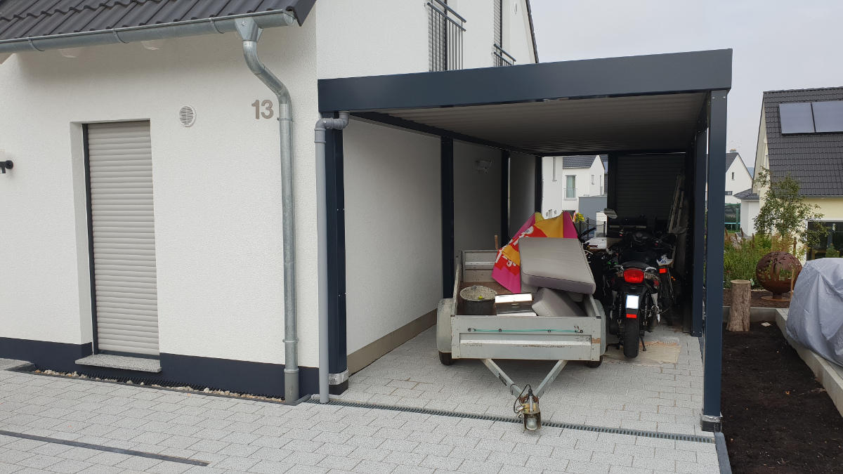 Einzel-Carport aus Stahl mit Wandelementen Stahlwelle und WPC-Lattung - BRANDL