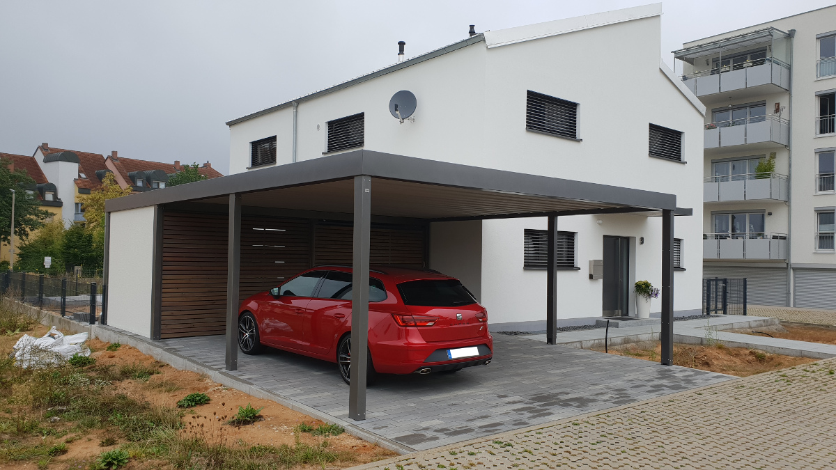 Carport aus Stahl mit Geräteraum (Abstellkammer) hinten integriert - BRANDL