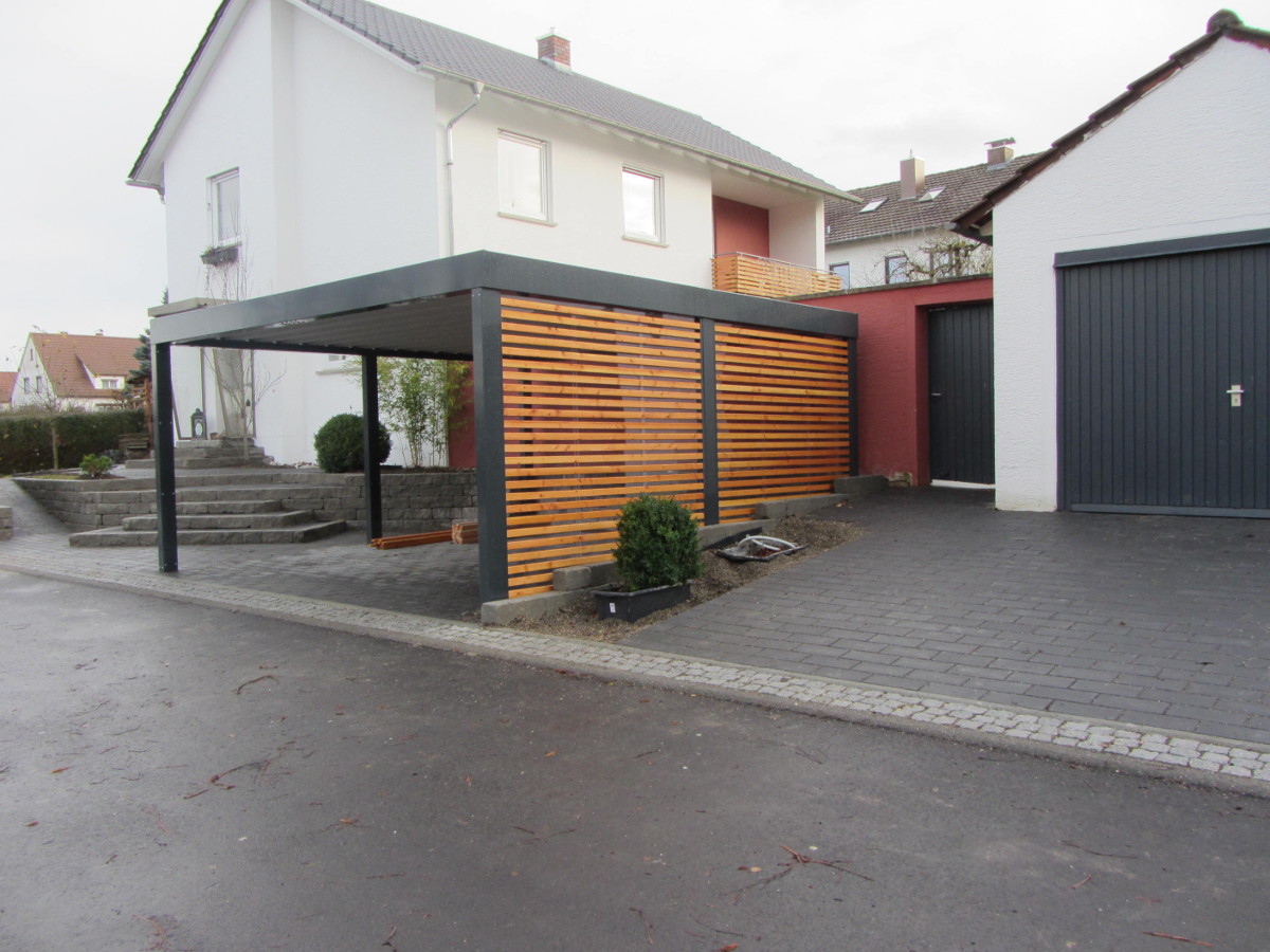 Doppel-Carport aus Stahl mit Wandelementen in offener Holzlattung - BRANDL