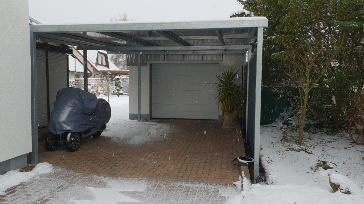 Doppel-Carport aus Stahl (Pultdach) vor bestehende Garage - BRANDL