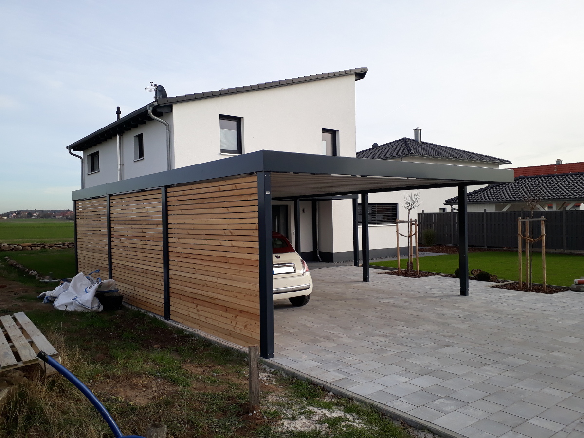 Doppel-Carport aus Stahl + Anbau-Carport seitlich als Hauseingangsüberdachung - BRANDL