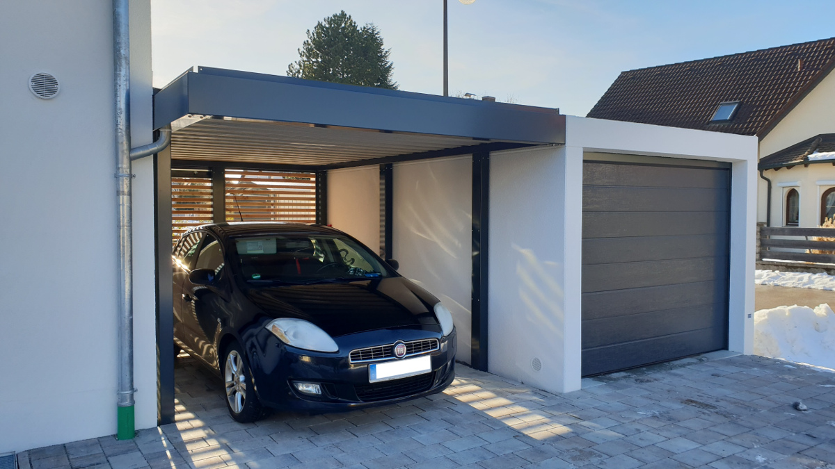 Einzel-Carport aus Stahl mit Wandelementen und Schiebetor hinten - BRANDL