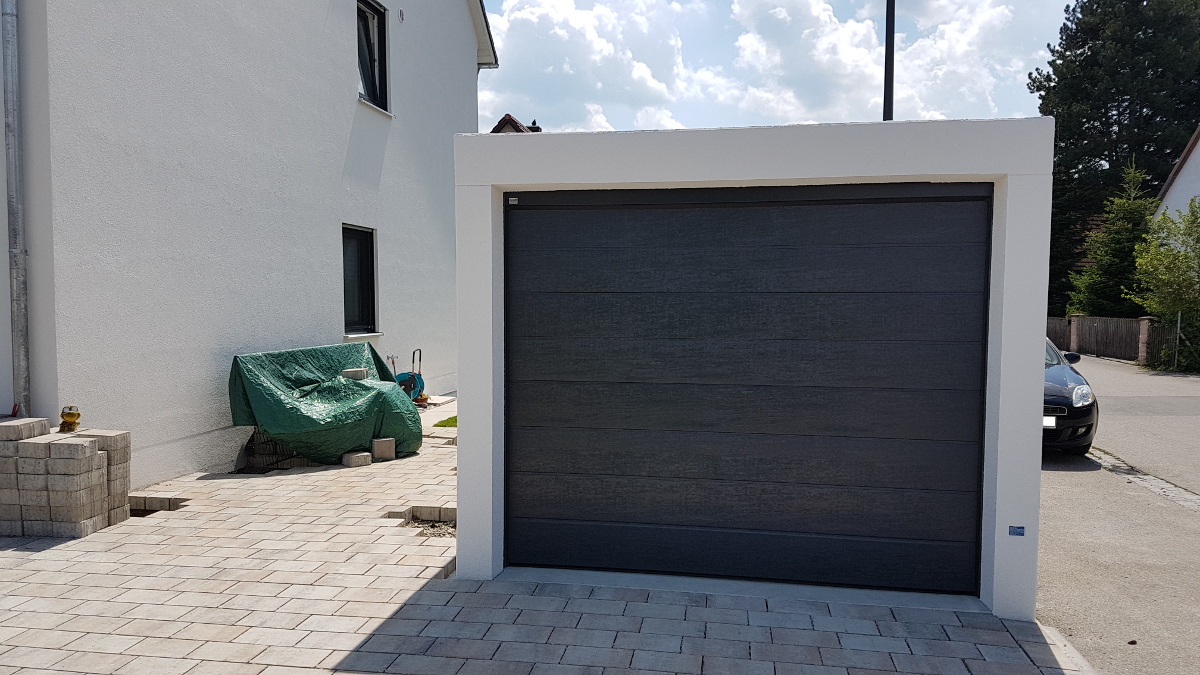 Einzel-Carport aus Stahl mit Wandelementen und Schiebetor hinten - BRANDL