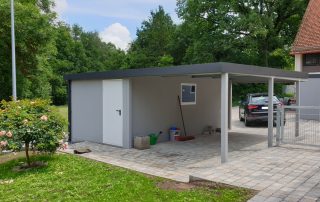 Einzelgarage aus Stahl mit Schwingtor + Anbau-Carport links daneben - BRANDL