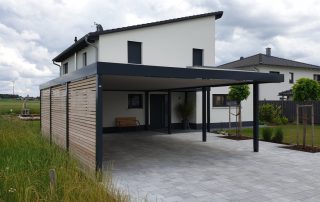 Doppel-Carport aus Stahl + Anbau-Carport seitlich als Hauseingangsüberdachung - BRANDL