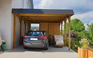 Einzel-Carport aus Holz mit Abstellkammer hinten - BRANDL