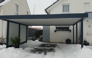 Doppel-Carport aus Stahl mit Sichtschutzwand - BRANDL