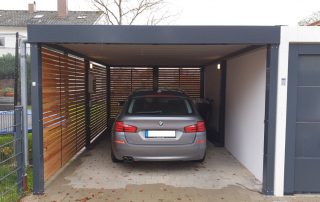 Einzel-Carport aus Stahl mit Wandelementen in Rhombus-Holzlattung - BRANDL