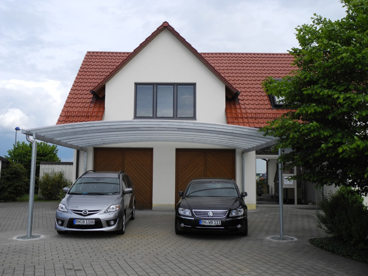 Doppel-Carport aus Stahl mit Bogendach (Überdachung) vor Garage – News