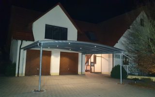 Doppel-Carport aus Stahl mit Bogendach (Überdachung) vor Garage - BRANDL