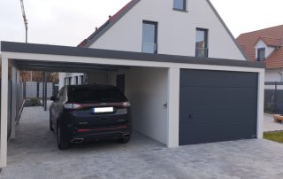 Einzel-Garage aus Stahl mit Sektionaltor + Anbau-Carport links daneben - BRANDL